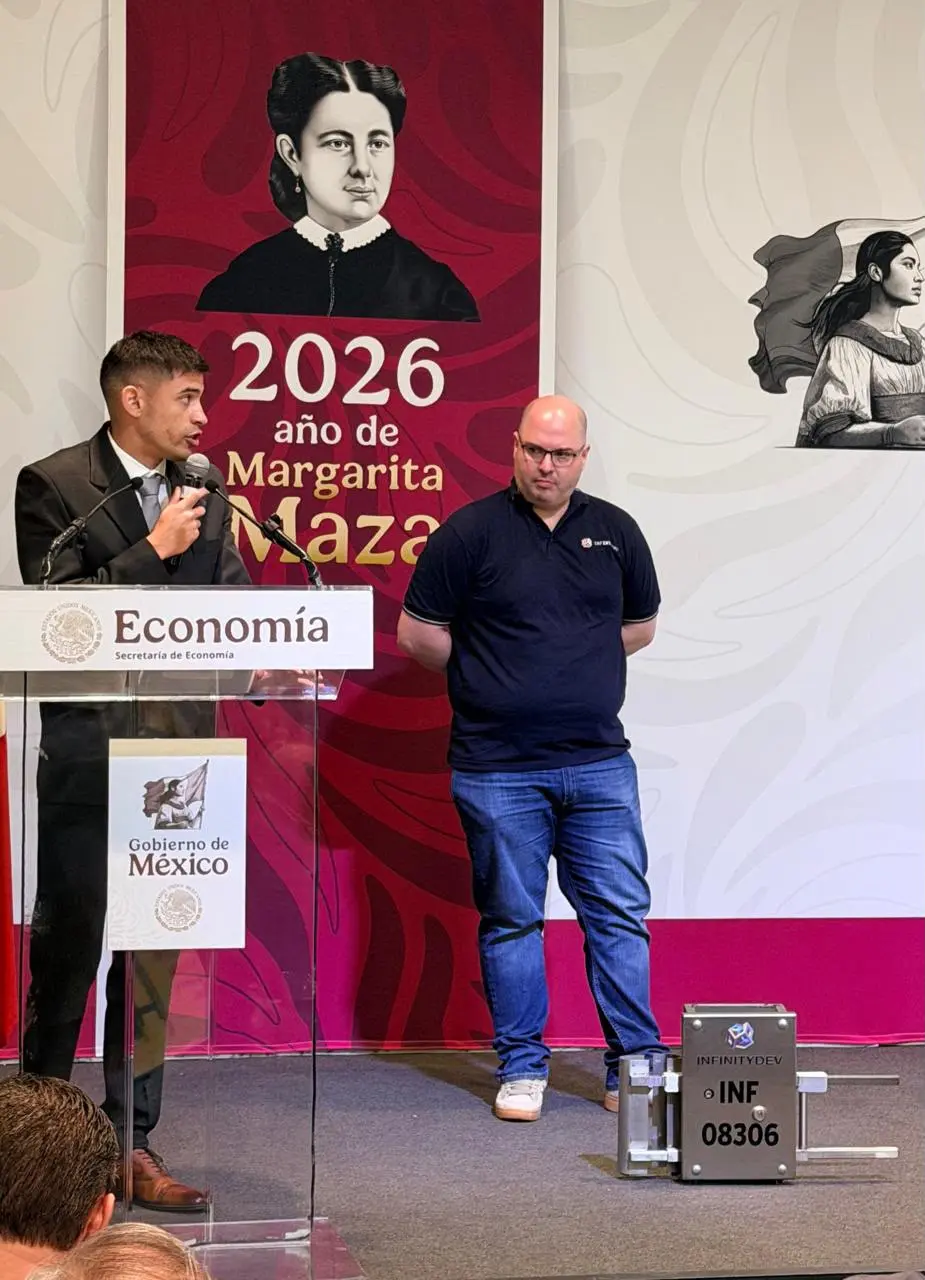 Infinity Dev MÃ©xico participando en una presentaciÃ³n junto a representantes del sector